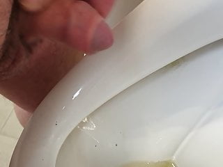 Uncut Mini Penis peeing 