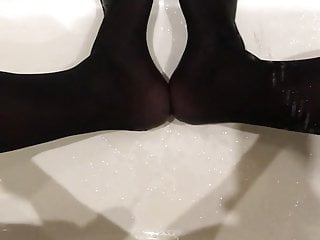 Wet feet in the bath