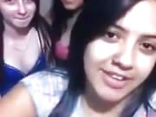 Chicas turnandose para comerse la boca