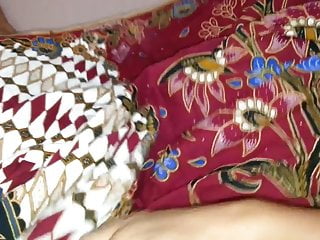 Try  to cum on Aunty&#039;s lungi Textil Motif Batik AYU 526