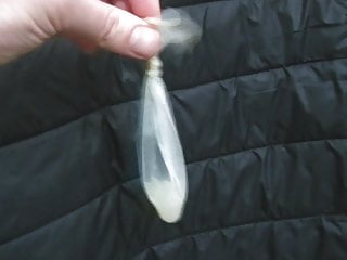 Preservativo usato chiuso con nodo e bello pieno