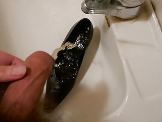 Piss in wifes violet classic pump