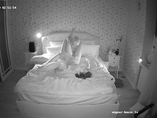 Nina et Kira dans le lit