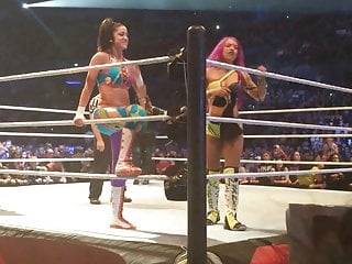  video: WWE - Bayley and Sasha Banks dancing badly in the ring
