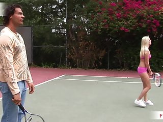 Hot Tennis Girls ficken riesigen Schwanz - Bild 2