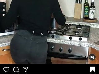 Emilie Nef Naf et son gros cul dans la cuisine 