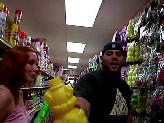 Nach dem Shoppen mit Wasser abkuehlen und ficken