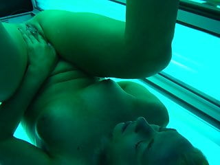 Selfpiss at Tanning Bed