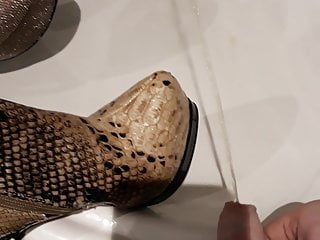 Cum on sexy snakeskin heels...