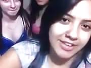 Chicas turnandose para comerse la boca