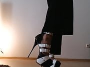 Sissy trainiert in High Heels zu laufen