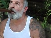 Viejo barbudo fumando puro