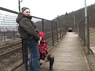 Outdoor an der Bahnschine die junge Brunette gefickt 