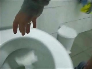 Masturbation auf der Toilette - Bild 4