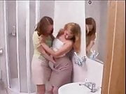 maman et sa fille  a la salle de bain chaud 