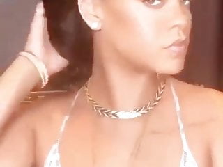 Rihanna igstory sexy cleavage...