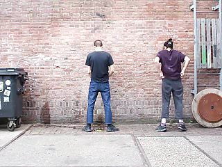 Ein Girl und 2 Typen pissen an die Wand! - Bild 8