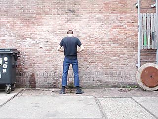 Ein Girl und 2 Typen pissen an die Wand! - Bild 9