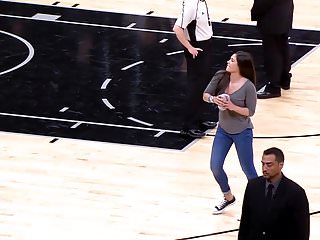 Kelsey Plum throwing a t-shirt makes me hard.