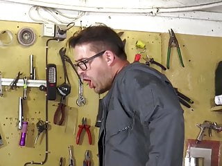 Gina Blonde in der Hobbywerkstatt richtig hart gefickt