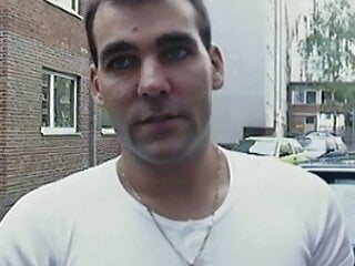 Junges Teen reitet wie eine Herrin