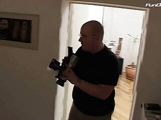 Tina die kleine Schlampe braucht 3 Schwanze um happy zu sein - Bild 4