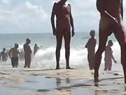 Mega Dotado na Praia de Nudismo