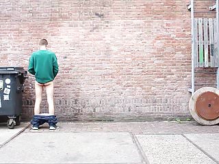 Ein Girl und 2 Typen pissen an die Wand! - Bild 2